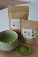Opakowanie japońskiej rzemieślniczej herbaty Matcha Miyazaki obok ceramicznej czarki Meico Studio