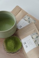 Tradycyjnie przygotowana zielona herbata matcha z gęstą pianką w japońskiej czarce