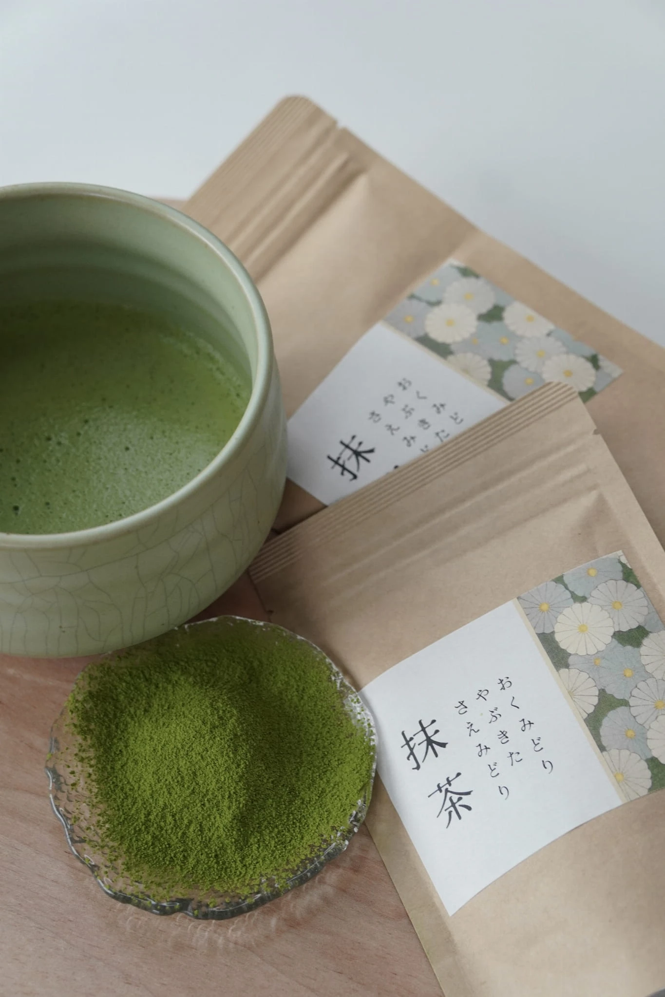 Tradycyjnie przygotowana zielona herbata matcha z gęstą pianką w japońskiej czarce