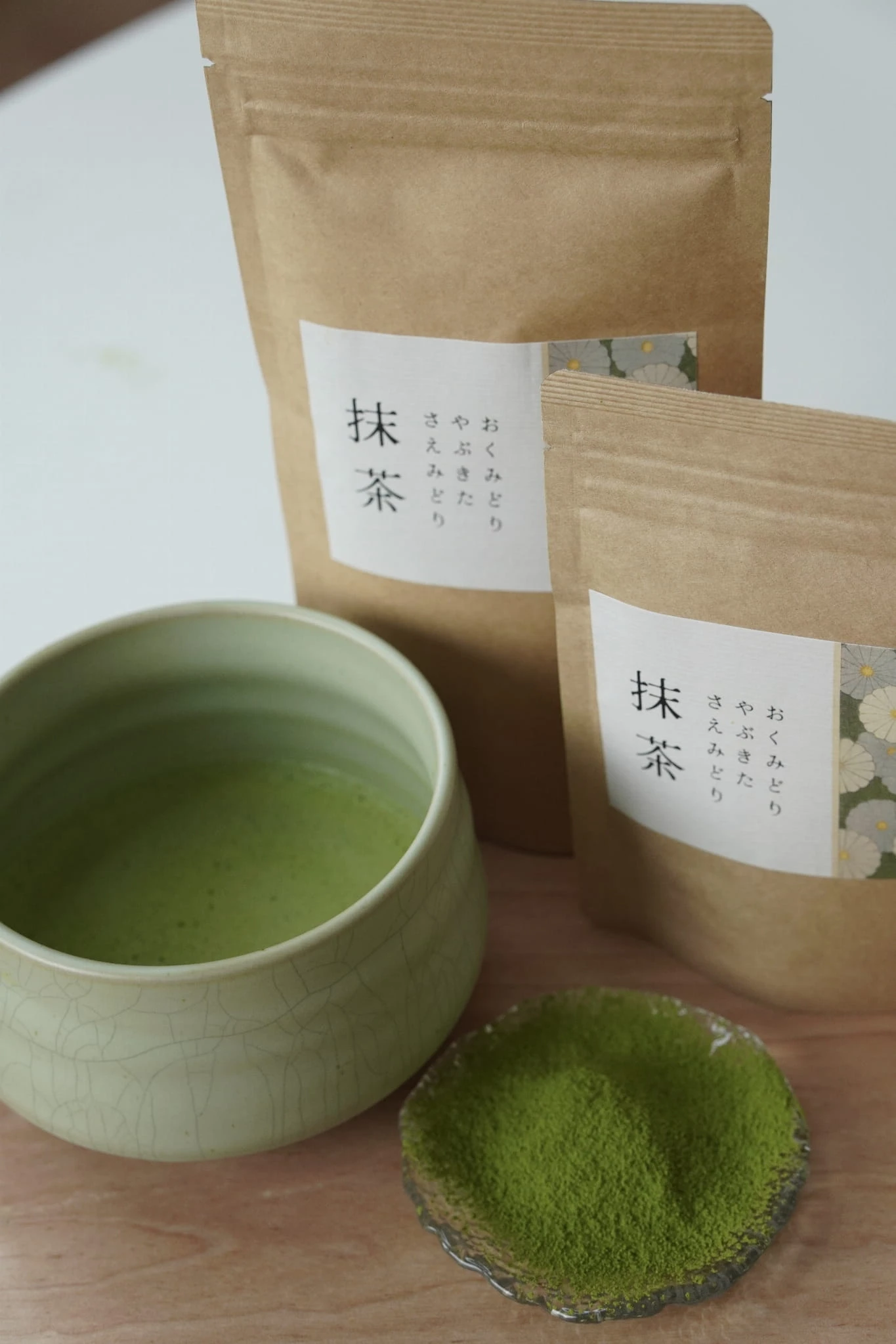 Matcha Miyazaki w torebce oraz gotowy napar z zielonej herbaty