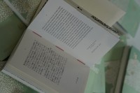 Otwarte strony tomiku z poezją i klasycznym japońskim haiku od Patrycji Hyodo Malewskiej